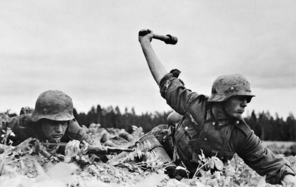 svart hvitt bilde av to soldater som ligger i terrenget