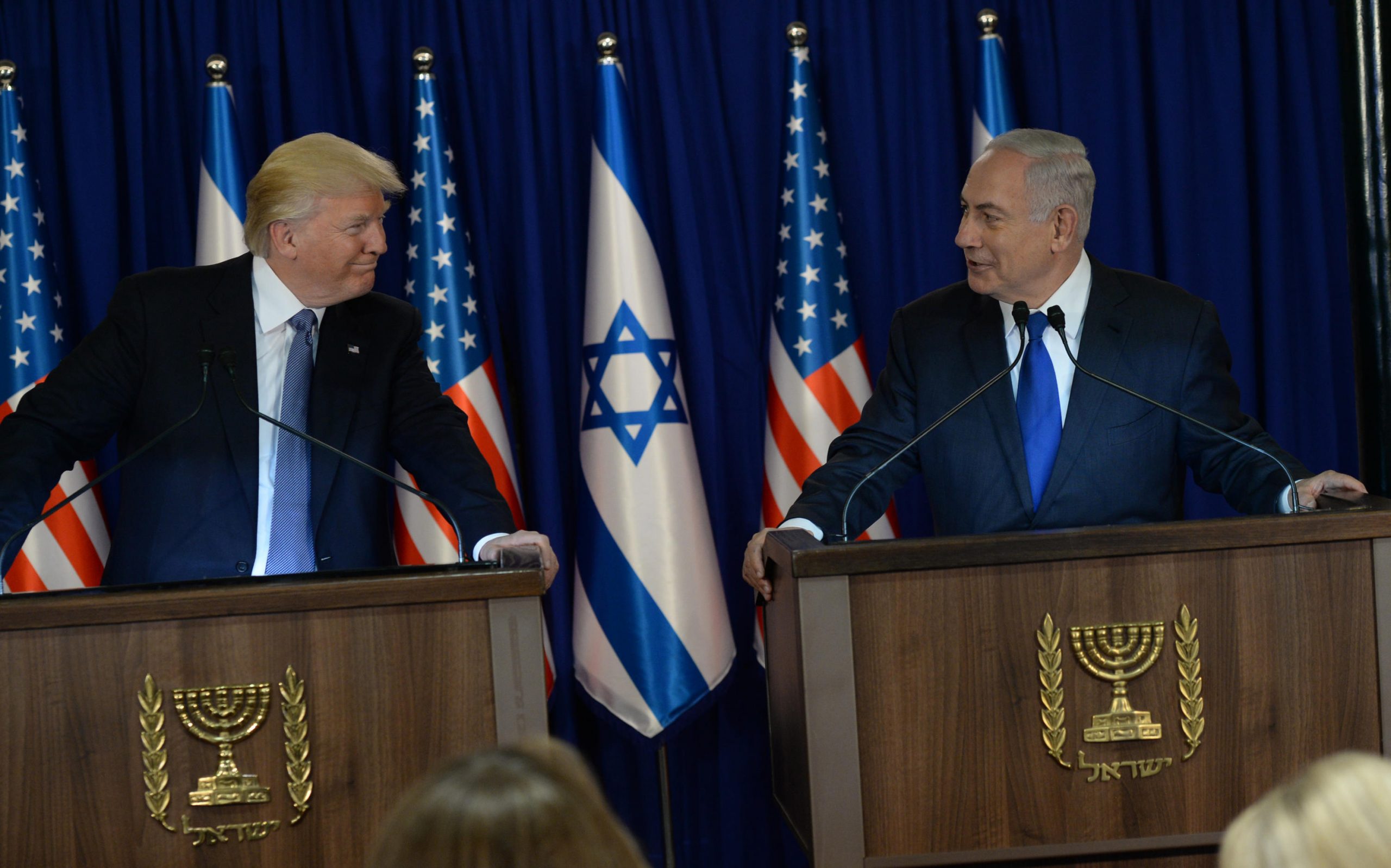 Trump og Netanyahu står ved hver sin talerstol og ser på hverandre vennlig