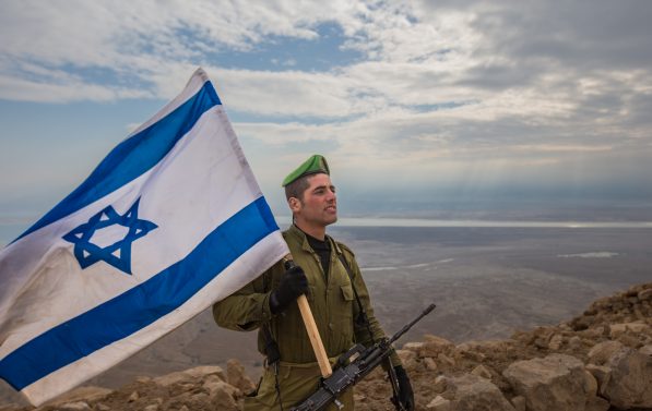 Soldat holder det israelske flagget