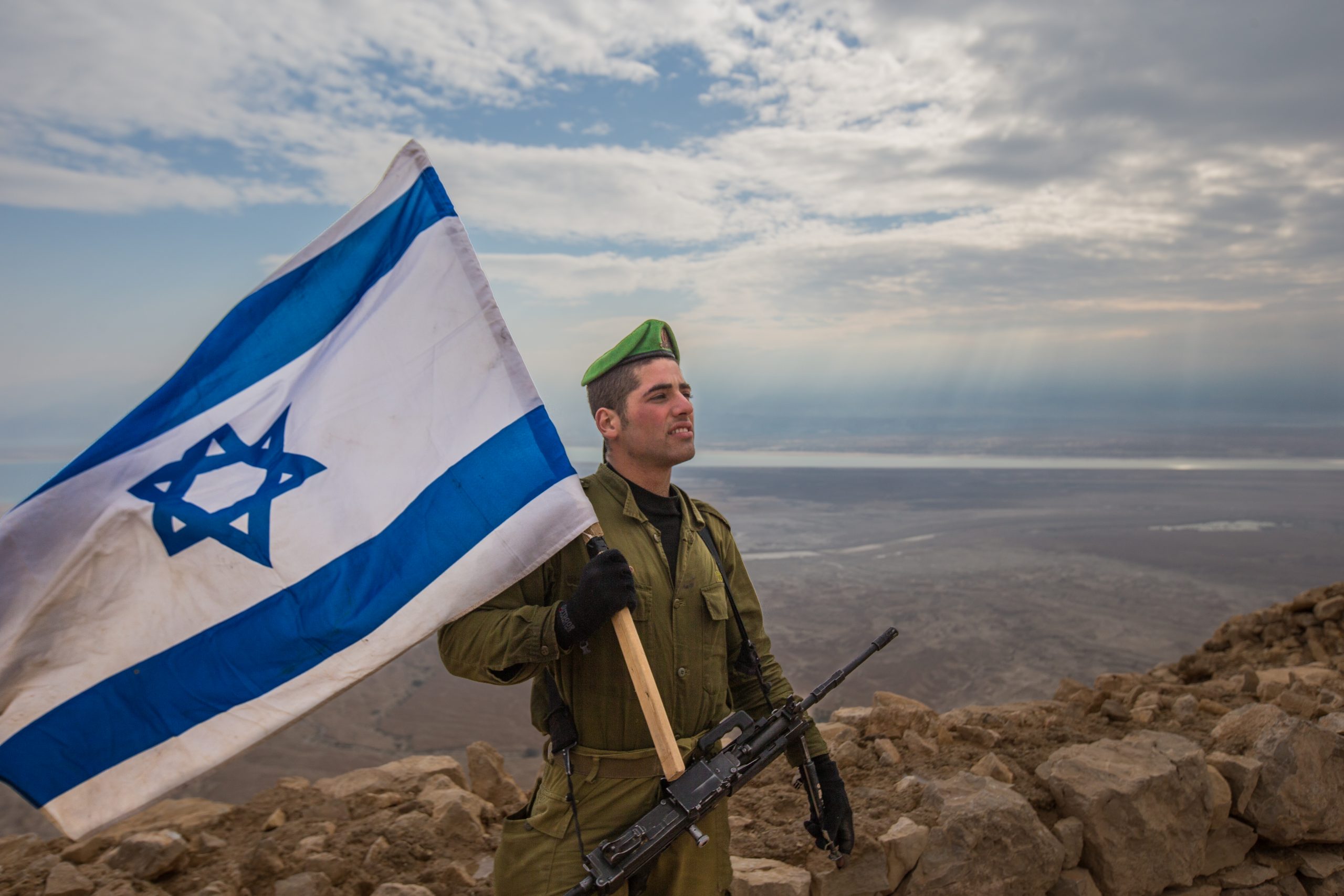 Soldat holder det israelske flagget