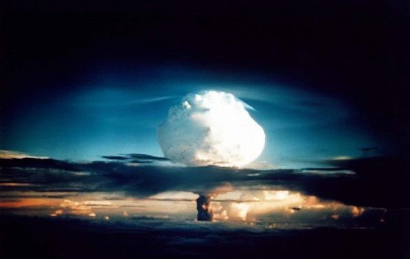 En atomvåpeneksplosjon med den karakteristiske, sopp-formede skyen stigende opp over himmelen.