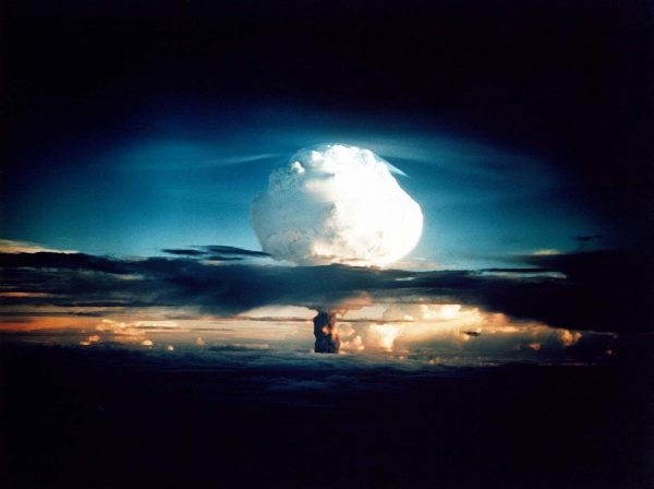 En atomvåpeneksplosjon med den karakteristiske, sopp-formede skyen stigende opp over himmelen.