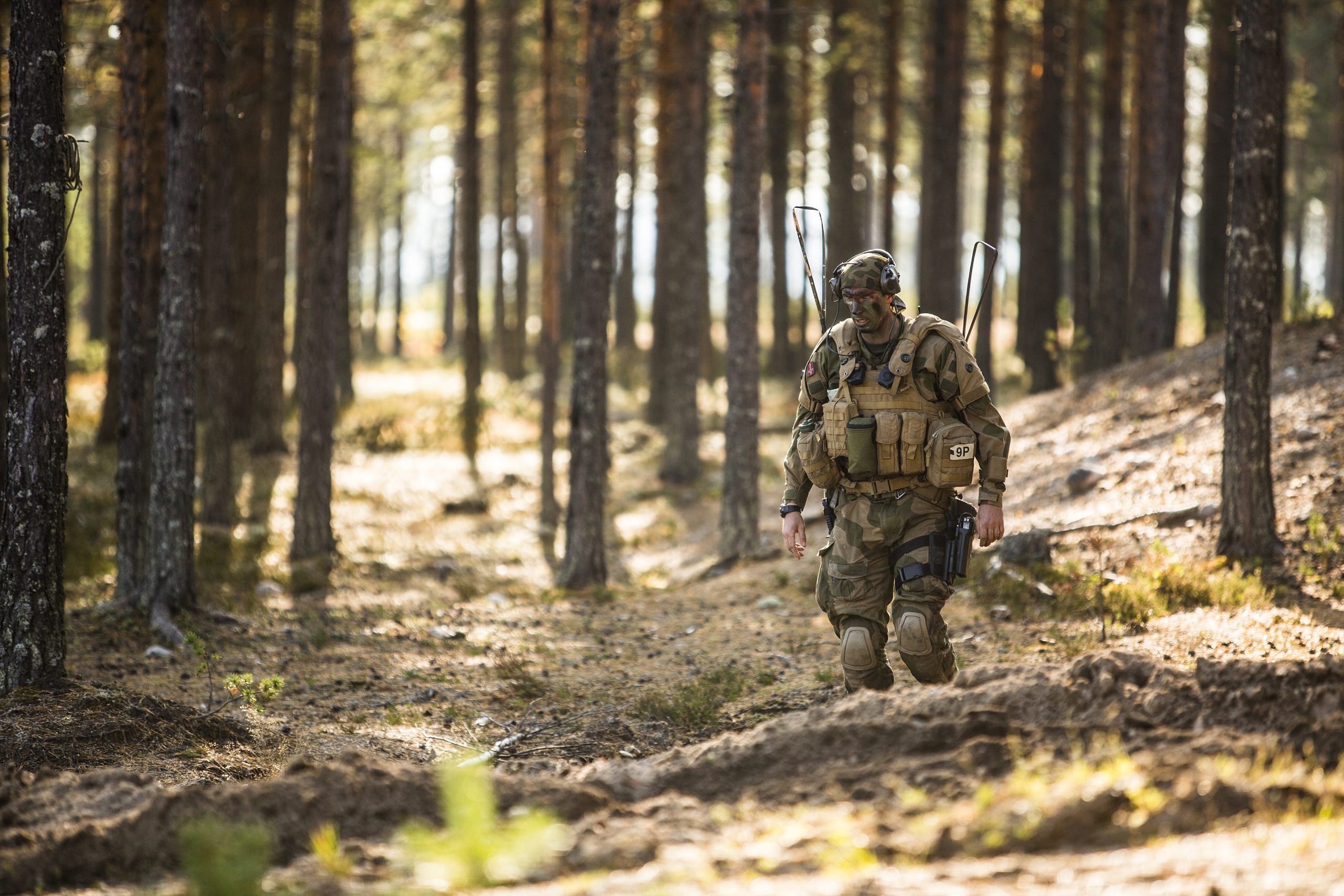 Soldat går gjennom en skog