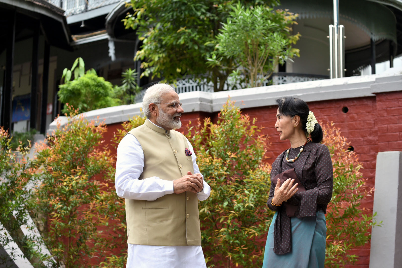Modi og Suu Kyi står og snakker sammen ute foran en bygning