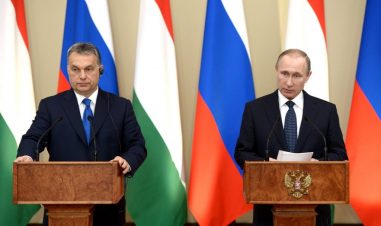 Victor Orbán (til venstre) med Russlands president Vladimir Putin. De står på hver sin talerstol