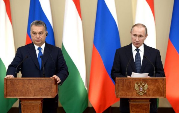 Victor Orbán (til venstre) med Russlands president Vladimir Putin. De står på hver sin talerstol
