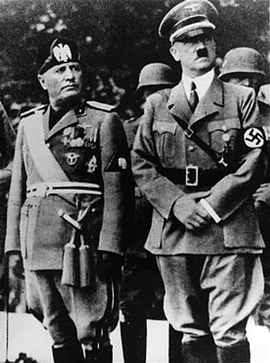 svart-hvitt bilde av Hitler og Mussolini kledd i uniform som står ved siden av hverandre
