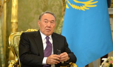 Nazarbayev sitter i en gullstol foran et kasakhstansk flagg