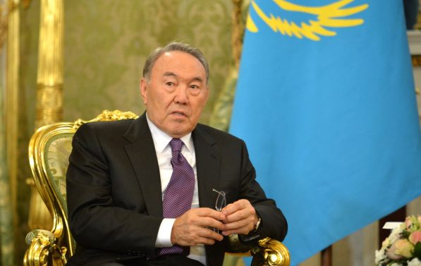 Nazarbayev sitter i en gullstol foran et kasakhstansk flagg