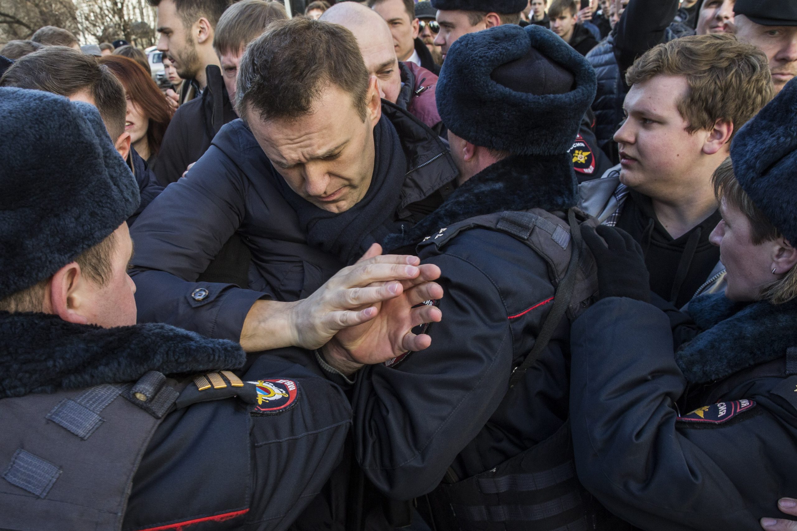 Navalny anholdes av to politimenn.