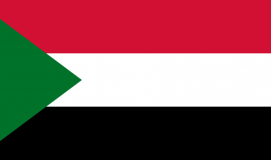 Rektangulært flagg. Fra toppen, rødt, hvitt og sort i like store deler. Grønn trekant fra venstre, inn en tredjedel av firkanten.