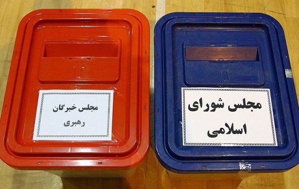 To stemmeurner, en i blå og en i rød, med skrift på farsi