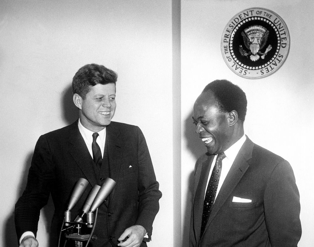 Svart-hvitt bilde av Kennedy og Nkrumah  som smiler under en pressekonferanse