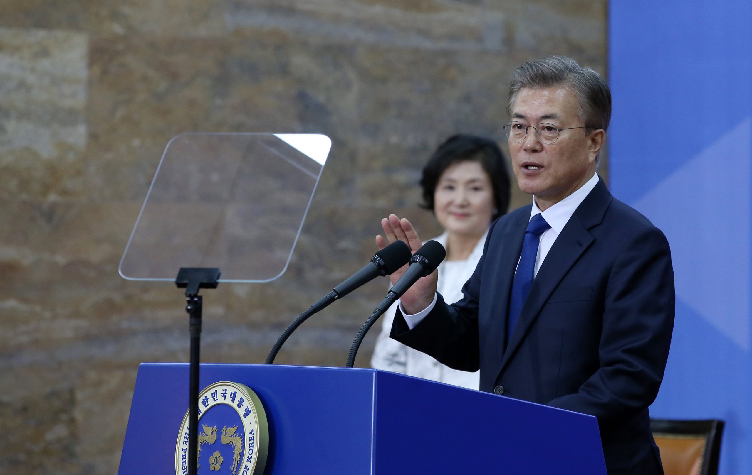 Moon Jae-in, Sør-Koreas president, ved en talerstol.