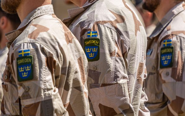 Skulderen til en soldat, man kan se det svenske flagget