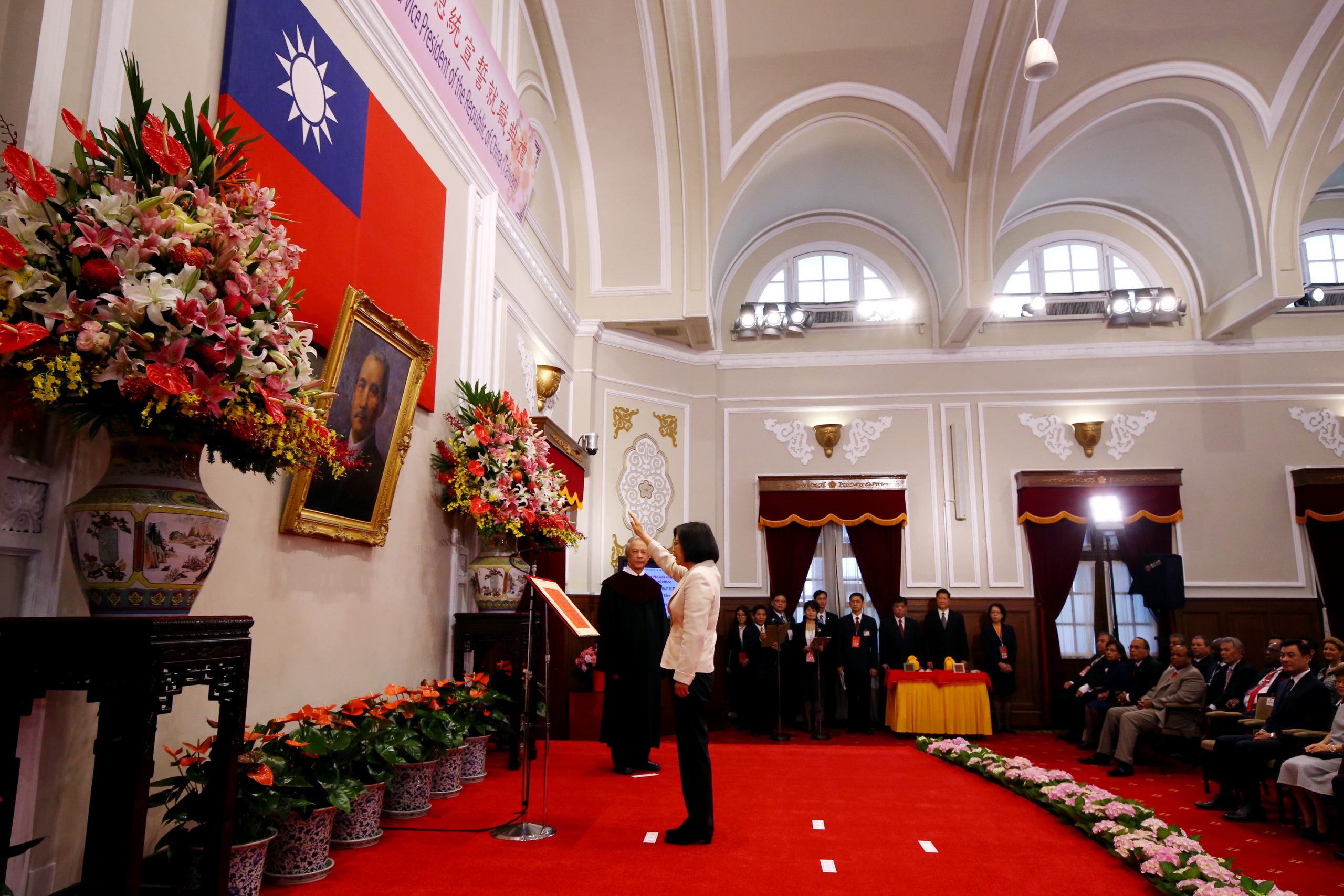 President Ing-Wen Tsai står med hånden hevet under innsettingsseremonien i 2016.