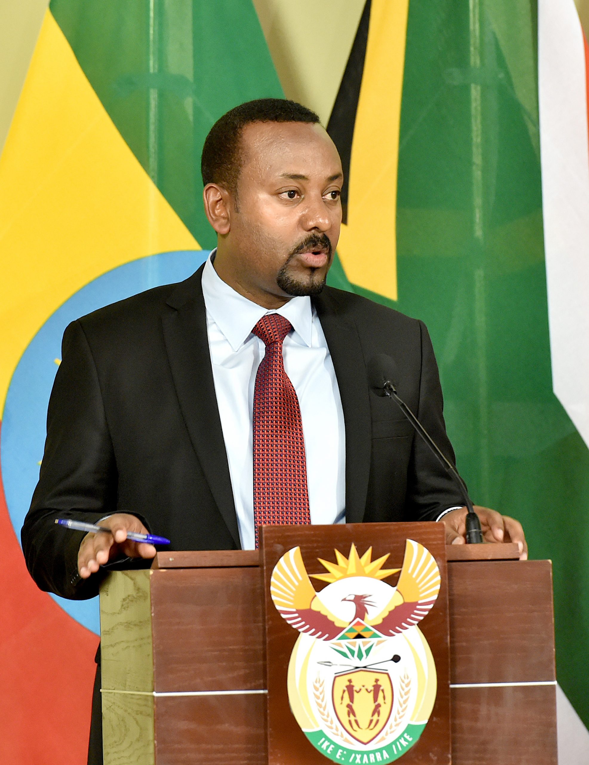 Etiopias statsminister Abiy Ahmed på talerstolen.