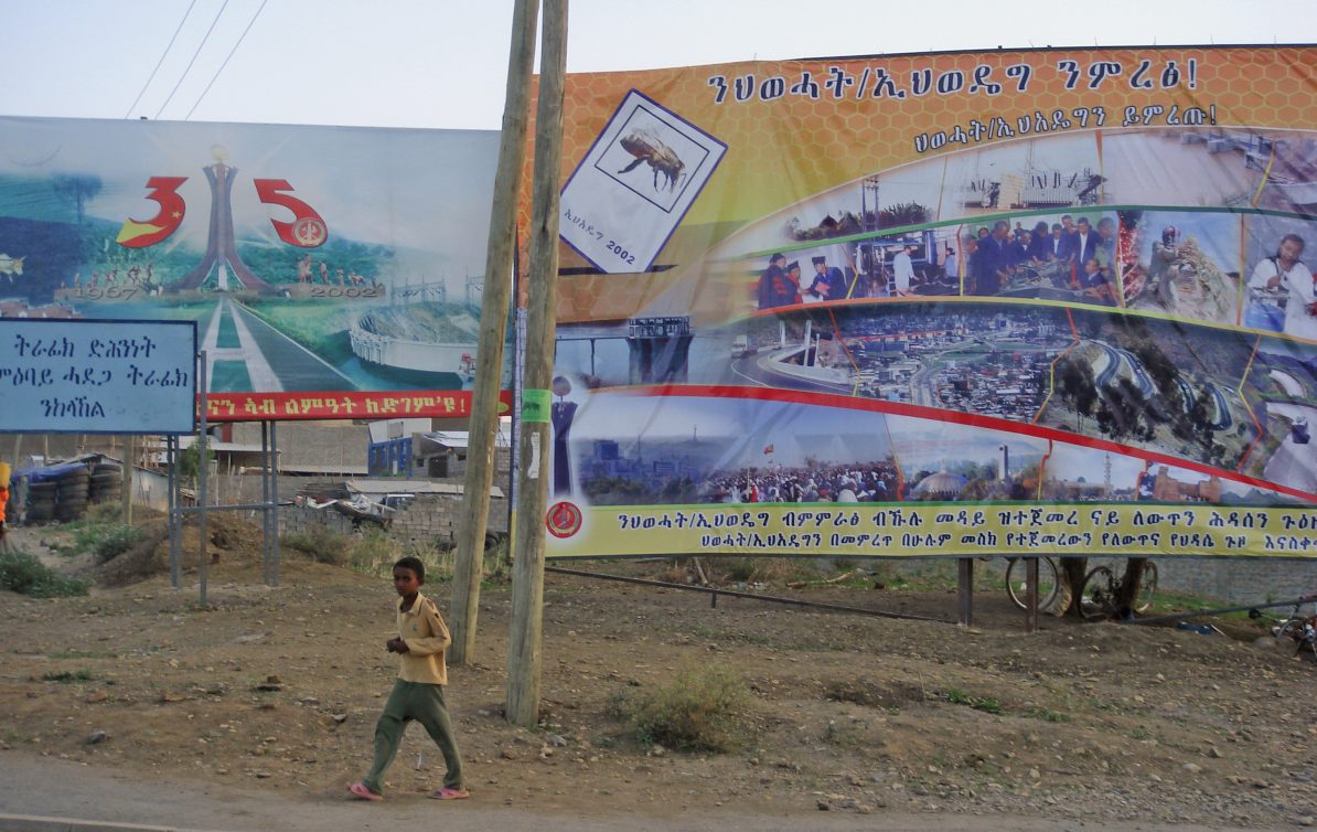To reklameskilt for henholdsvis EPRDC og TPLF.