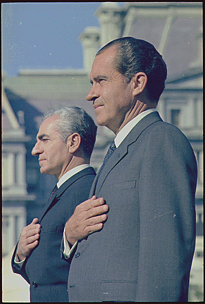 Irans sjah Muhammad Reza Pahlavi og den amerikanske presidenten Richard Nixon står side om sie