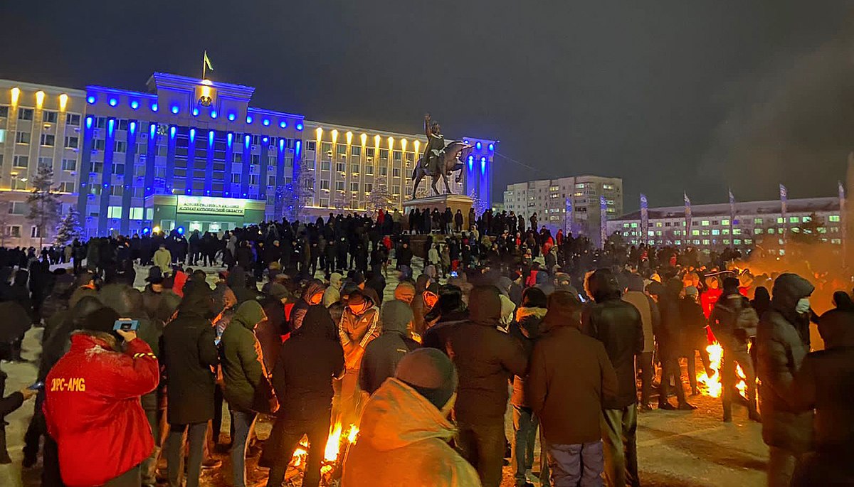 Folkemengder protesterer i Aktobe