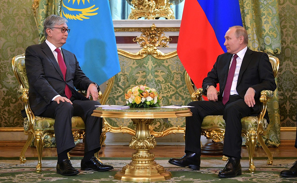 Tokajev og Putin sitter ved siden av hverandre