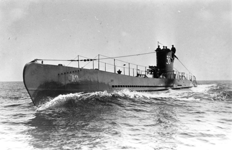 En tysk ubåt seiler på overflaten.