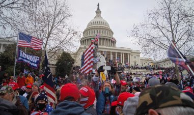 Bildet viser demonstranter som tar seg inn i kongressen i USA