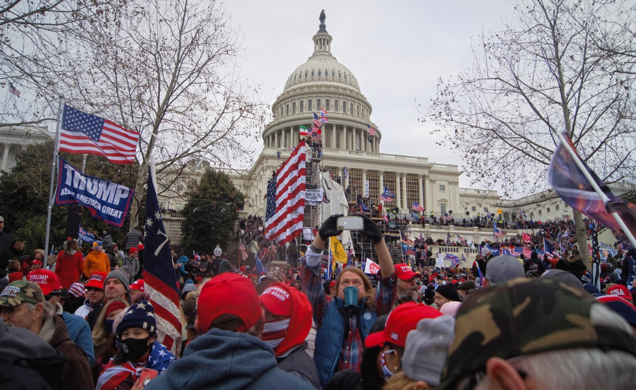 Bildet viser demonstranter som tar seg inn i kongressen i USA