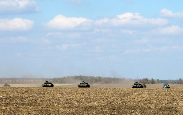 Bildet viser stridvogner på et jorde i Ukraina.