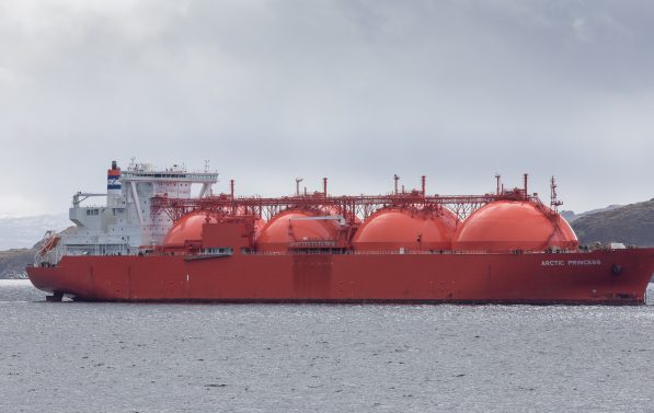 Bildet viser et rødt tankskip fylt med flytende naturgass