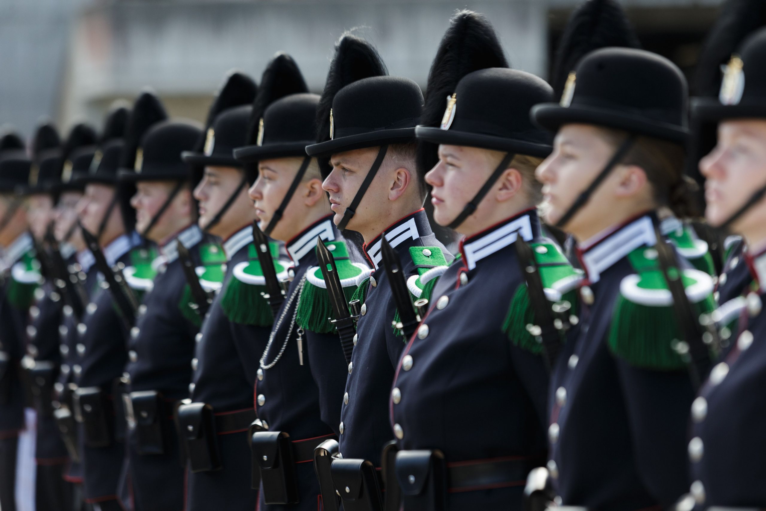 Gardister står oppstilt for å inspiseres av H.K.H Kronprins Haakon