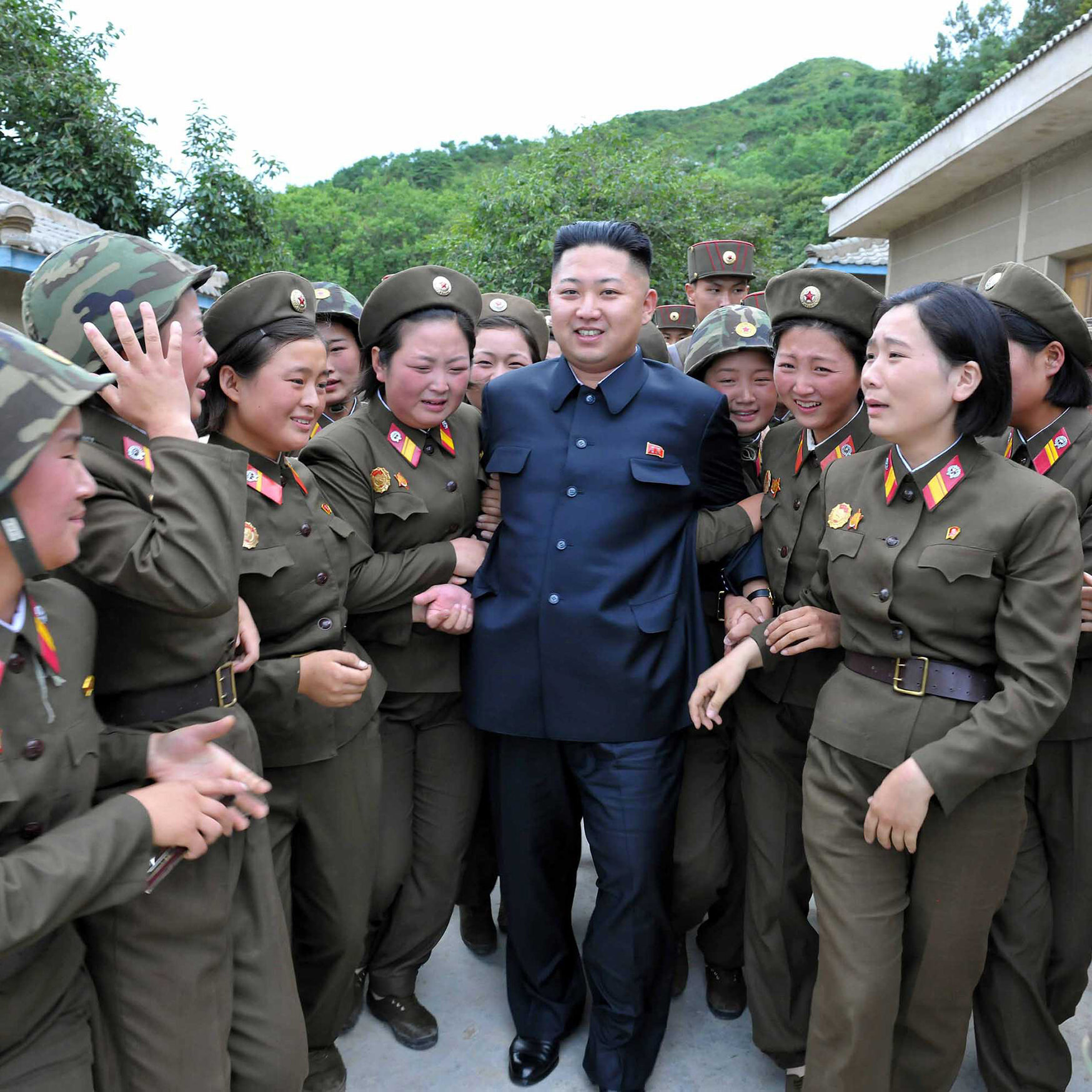 Nord-Koreas leder omringet av kvinnelige soldater