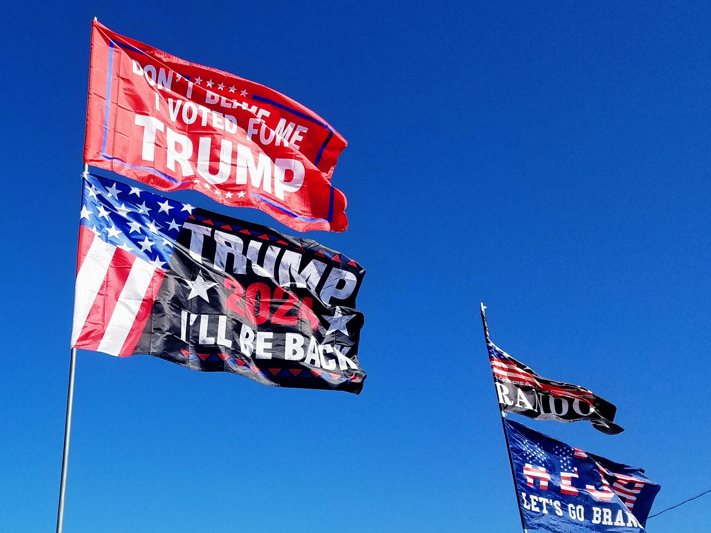 Pro-Trump og Anti-Biden flagg. Foto: Gilbert Mercier (CC BY-NC-ND 2.0)