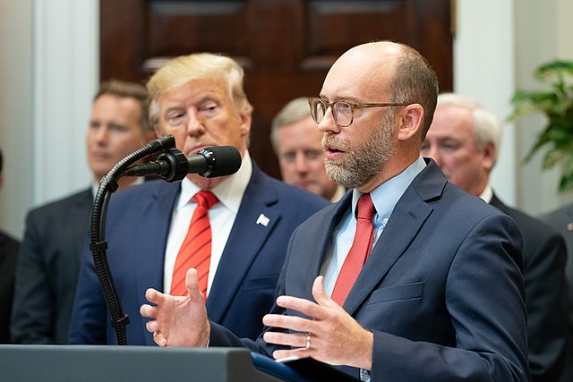 Russel Vought taler under en pressekonferanse sammen med Trump. Foto: The White House/Wikimedia Commons (Public domain).