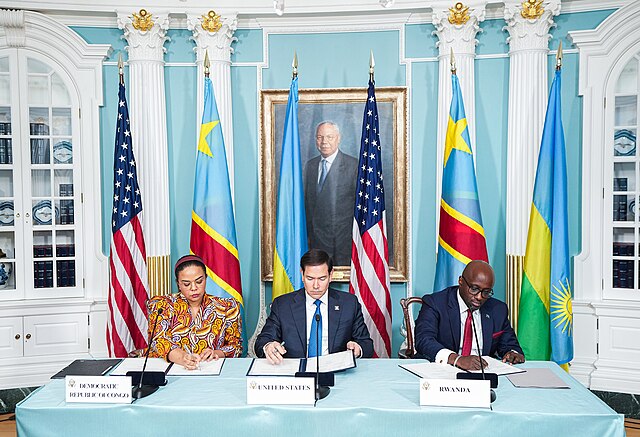 USAs utenriksminister Marco Rubio er vertskap for signeringen av en intensjonserklæring mellom Den demokratiske republikken Kongos utenriksminister Thérèse Kayikwamba Wagner og Rwandas utenriksminister Olivier Nduhungirehe i Washington, D.C., 25. april 2025. Foto: U.S. Department of State / Wikimedia Commons (Public domain).