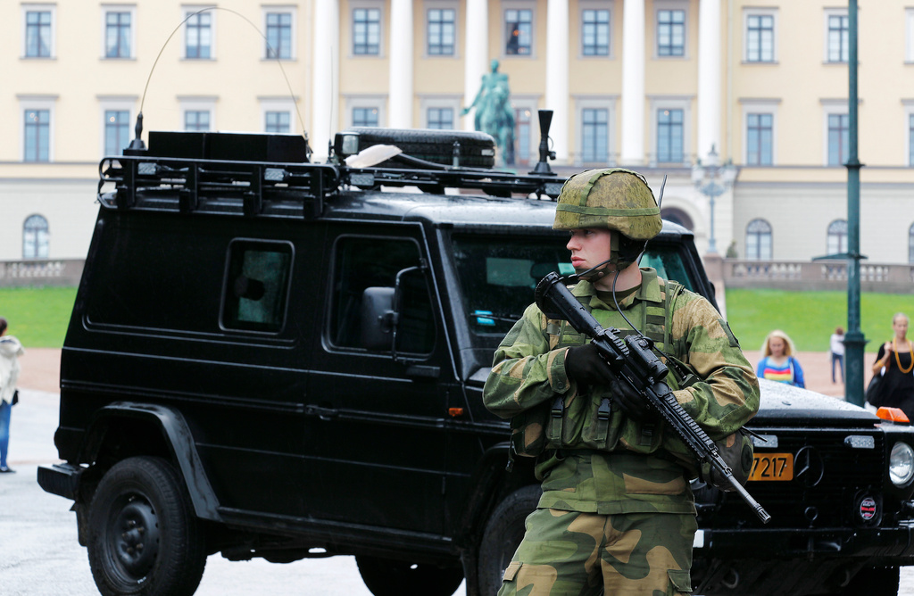 En gardist som vokter slottet etter angrepet 22. juli 2011.
Bilde: Torbjørn Kjosvold / Forsvaret