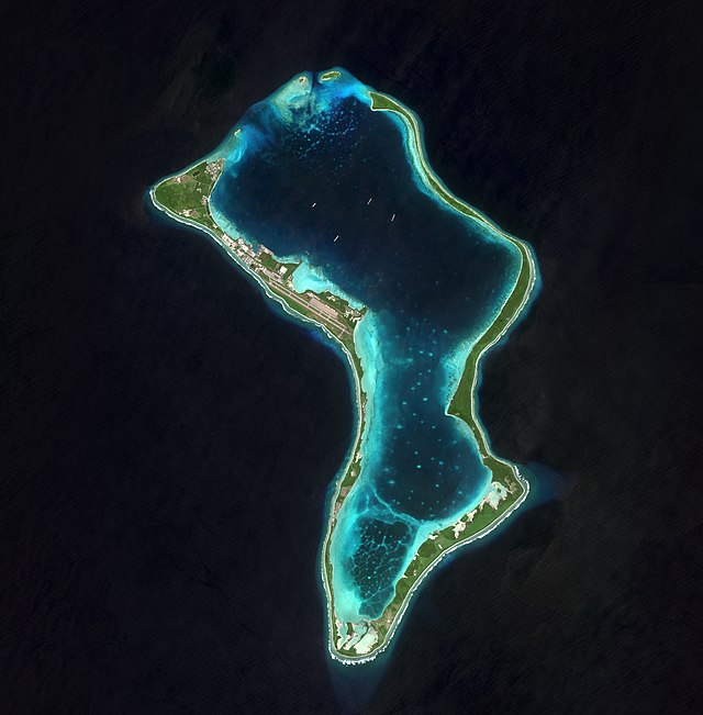 Satellitt bilde av Diego Garcia og militærbasen. Foto: European Space Agency / CNES / Wikimedia Commons (Attribution: Contains modified Copernicus Sentinel data 2021).